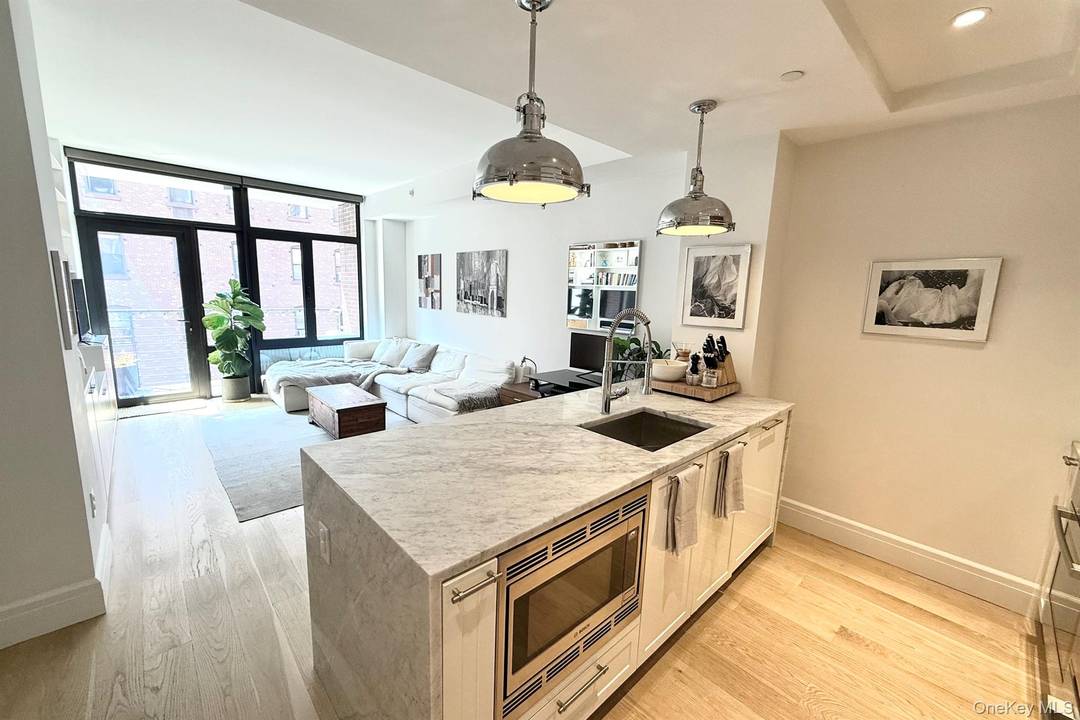 WaterBridge 4A is a spacious 1 bed 1 bath with private terrace overlooking a quiet street with views of the Manhattan skyline.