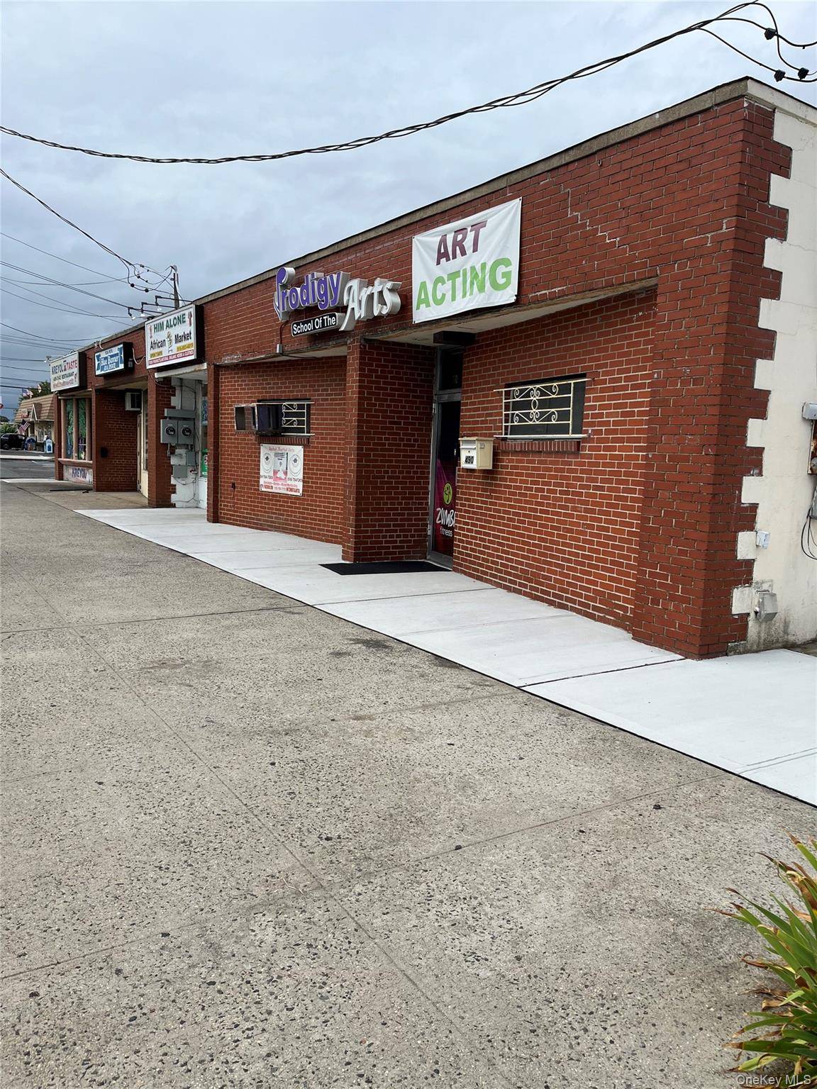 4 Store Front Separate electric meter, water meter, heating system, hot water