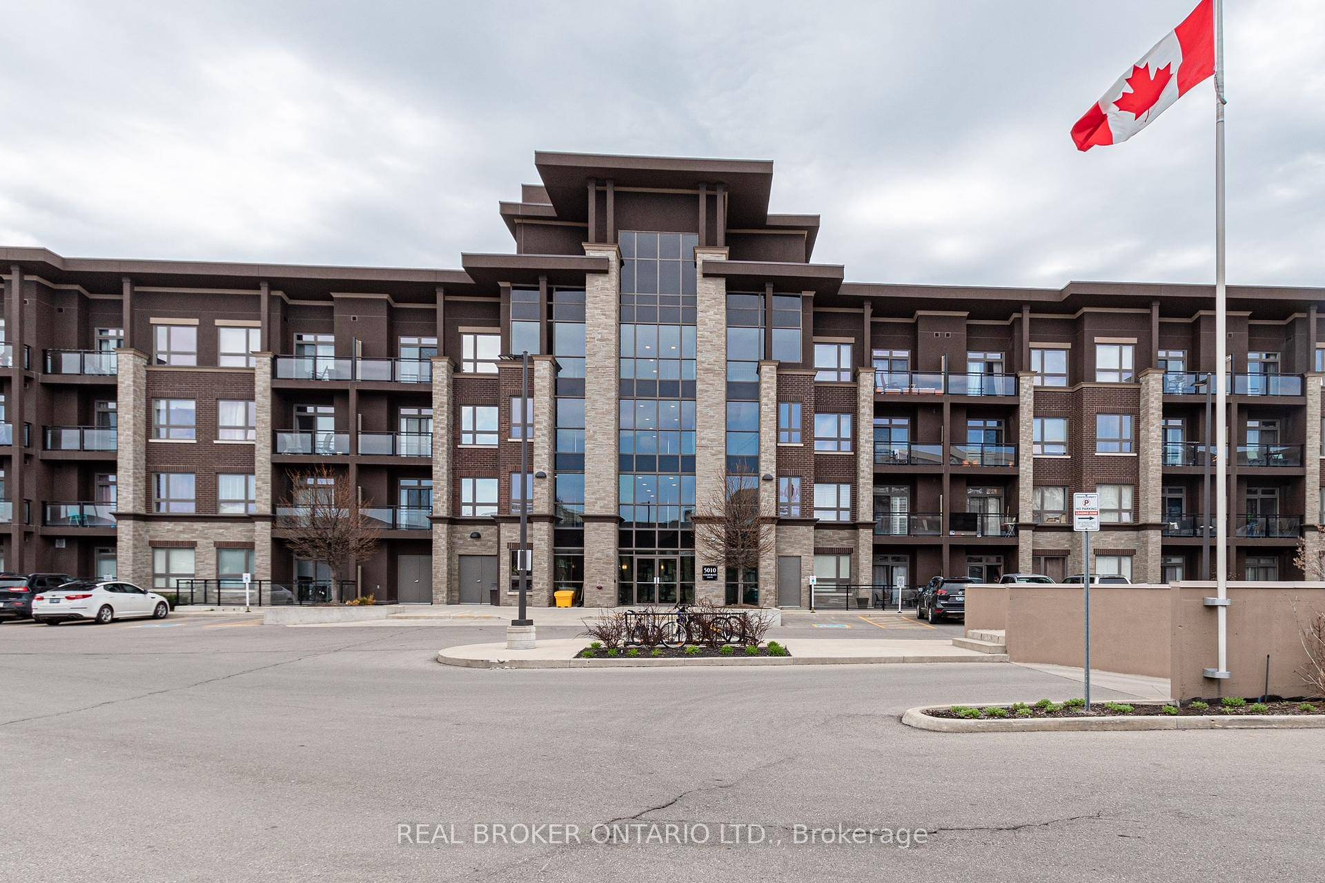 Immaculate TOP Floor unit 1 Bedroom, 1 bath condo in sought after Vibe building.
