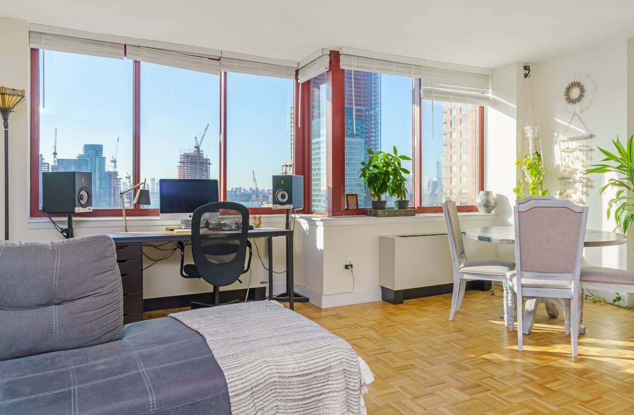 Oversized, South West Facing Corner ApartmentOpen Houses By Appointment OnlyWELCOME HOME TO LONG ISLAND CITY !
