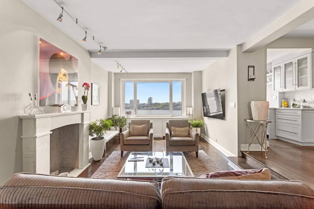 Live well and sleep well in this classic prewar Art Deco apartment.
