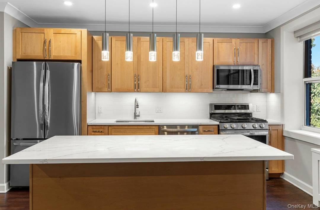 Beautifully renovated 1 bedroom Condo on the 3rd floor of the desirable Boulder Condominium !