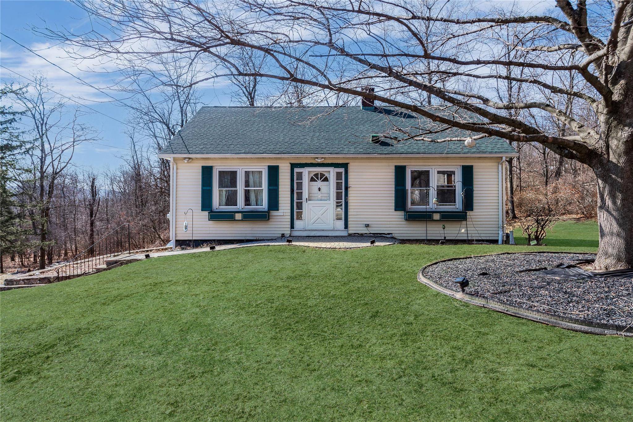 Move in ready with recent updates !
