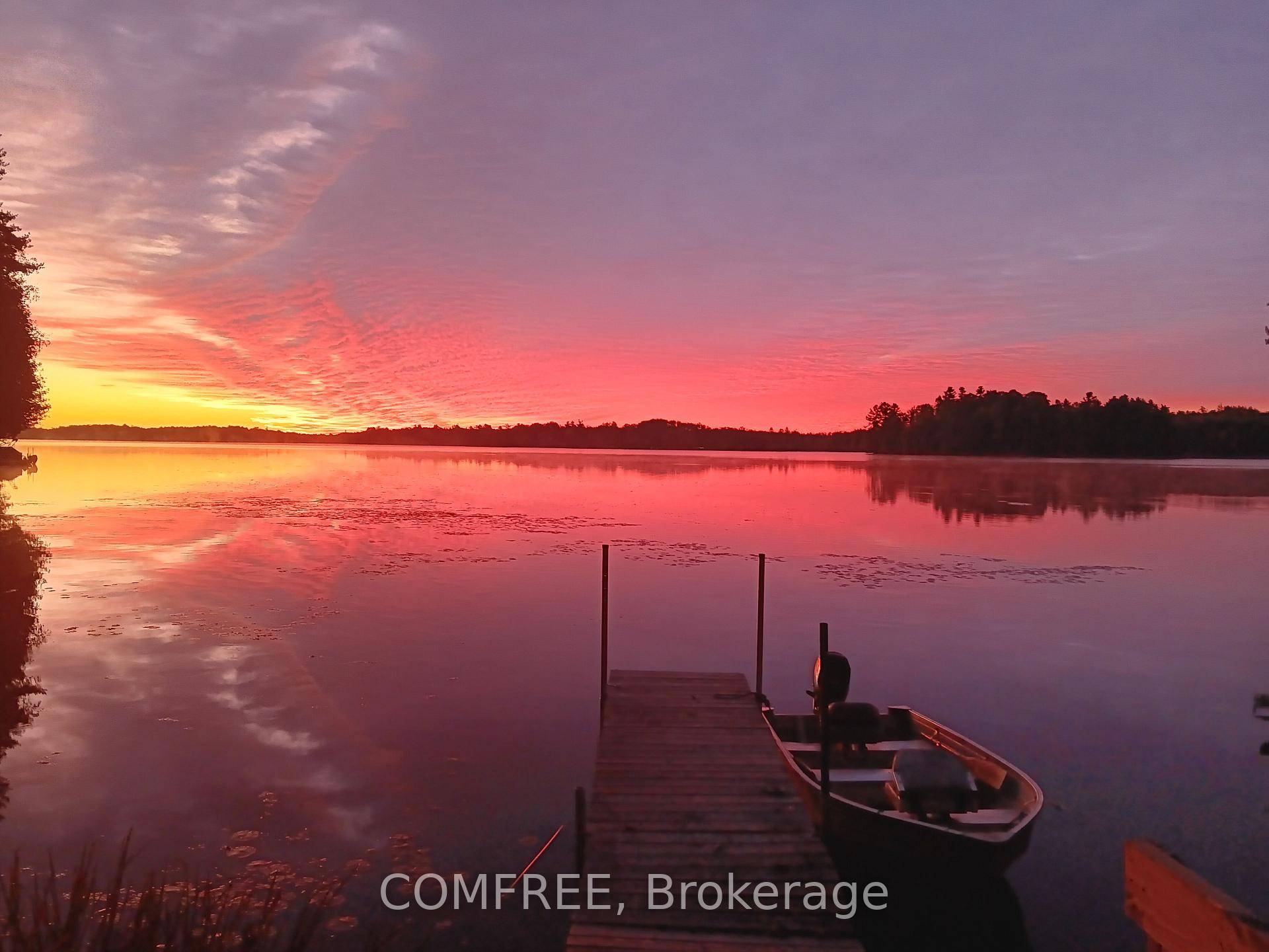 Cozy WATERFRONT 4 season cottage with year round access was used as our home for the last seven years.