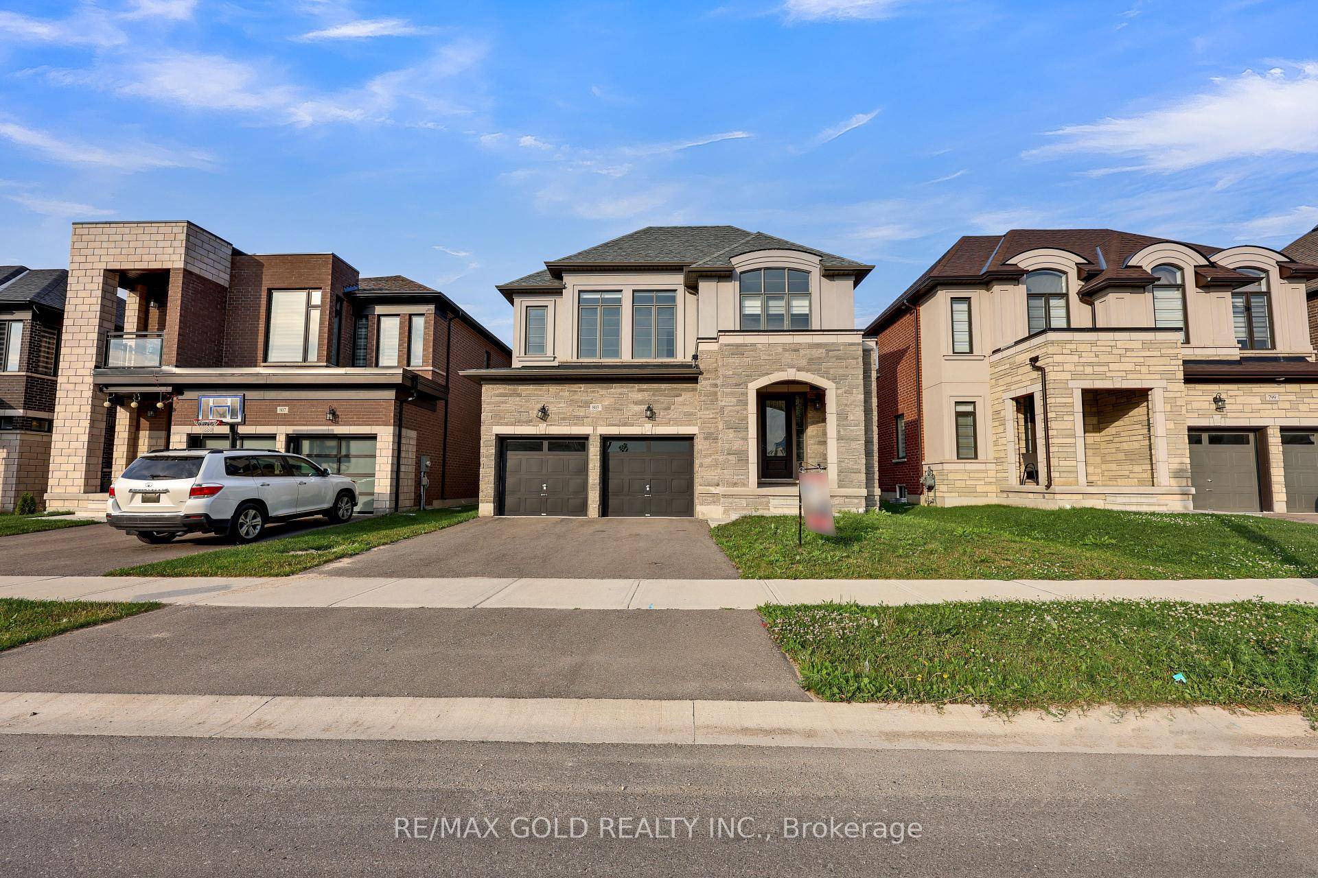 Beautiful Upgraded Home with 4 Bedrooms, 5 Washrooms, Features Upgraded Kitchen with Stainless Steel Appliances and Breakfast Area, Hardwood Throughout, Oak Stairs, Zebra Blinds, Media Room or Bonus Room on ...