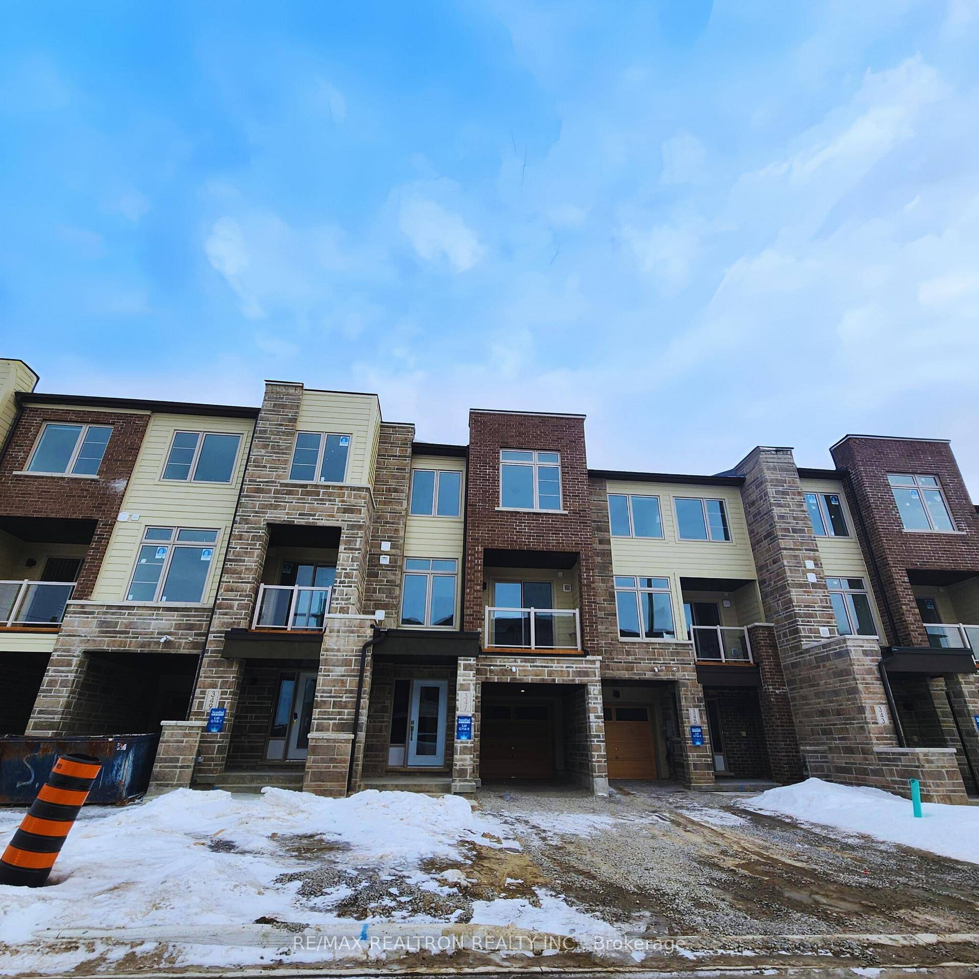 Welcome to this Stunning, Brand New, Never Before Lived in, 3 Bedroom amp ; 3 Bathroom Townhome Available for Lease in the Highly desirable Woodland Hills Neighbourhood of Newmarket.