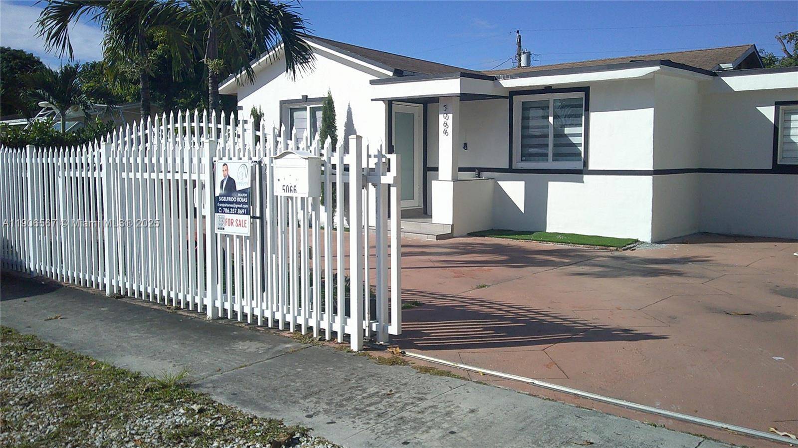 Beautiful remodeled property in the heart of the city of Hialeah with a certified pool in a open terrace with a convenient tiki bar.