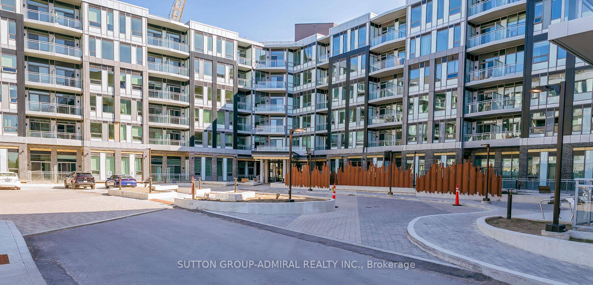 Welcome to this bright 1 1 apartment in a 6 storey boutique building located in a high demand area of Glen Abbey !