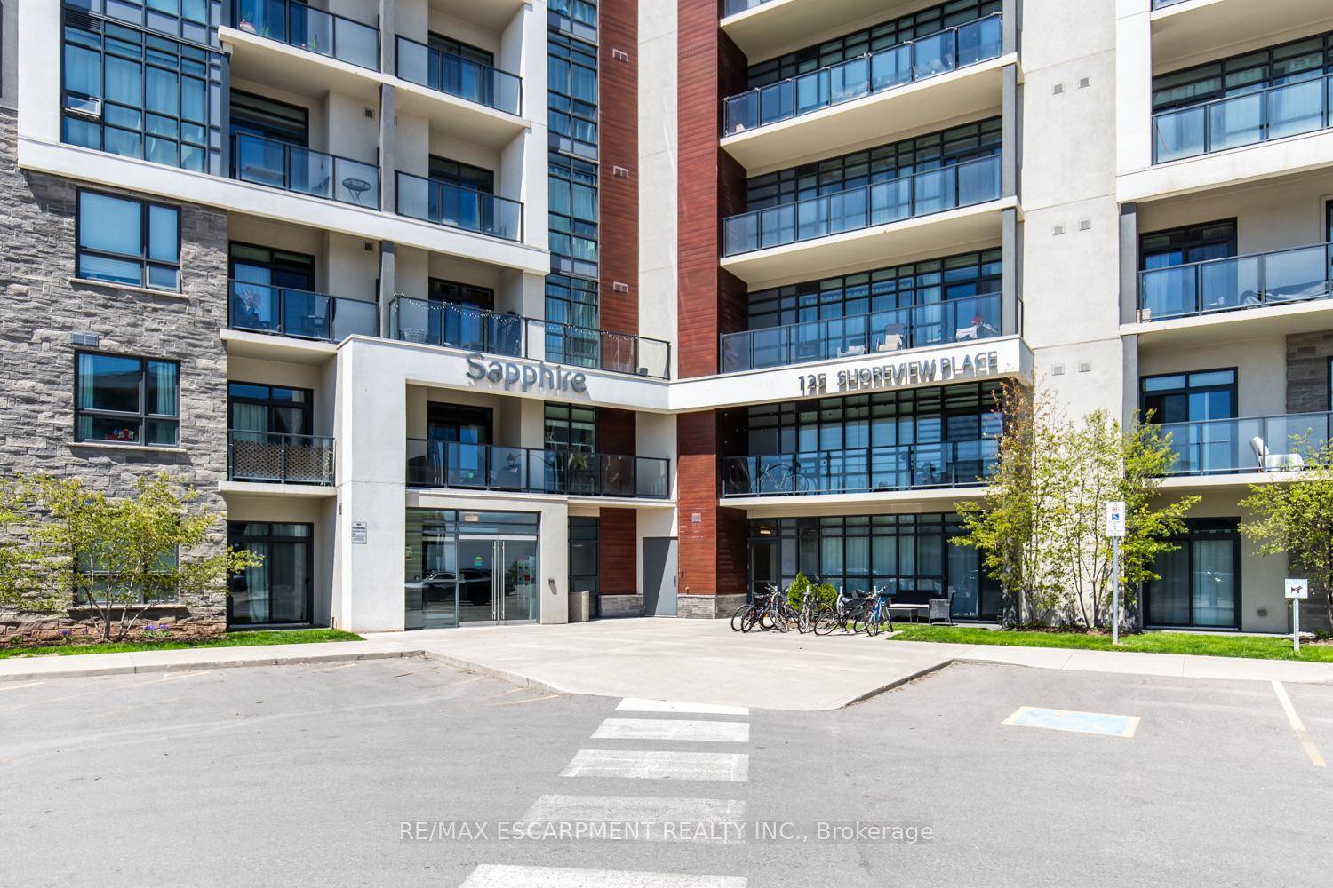 Stunning 1 bedroom Ground Floor Condo in Stoney Creek !