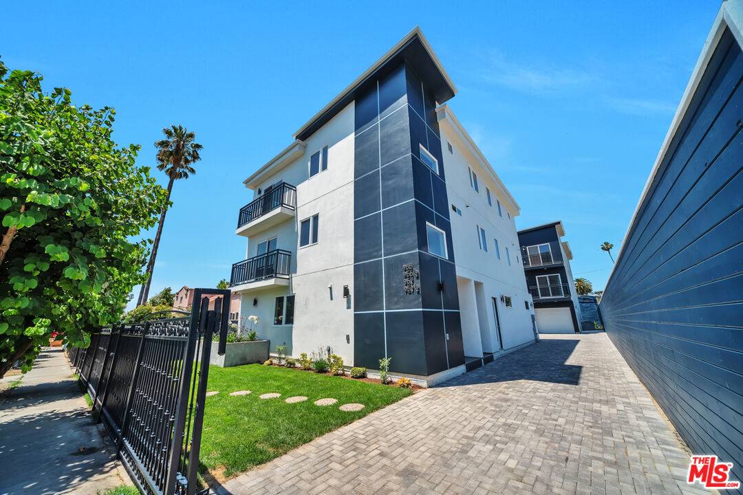 957 1/2 N Ridgewood Pl 4BR Hancock Park La