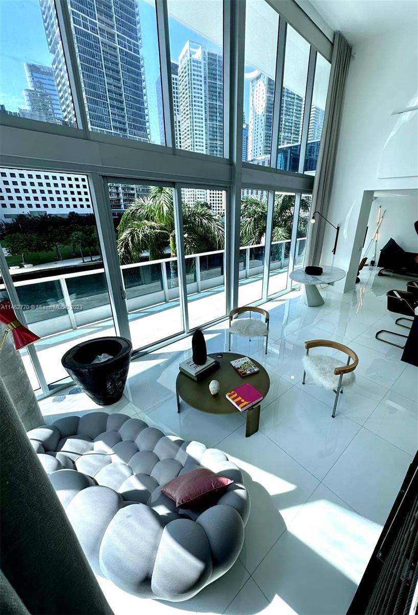 Welcome to Miami ! Watch the yachts go by from this oversized terrace overlooking Biscayne Bay and the Miami River.