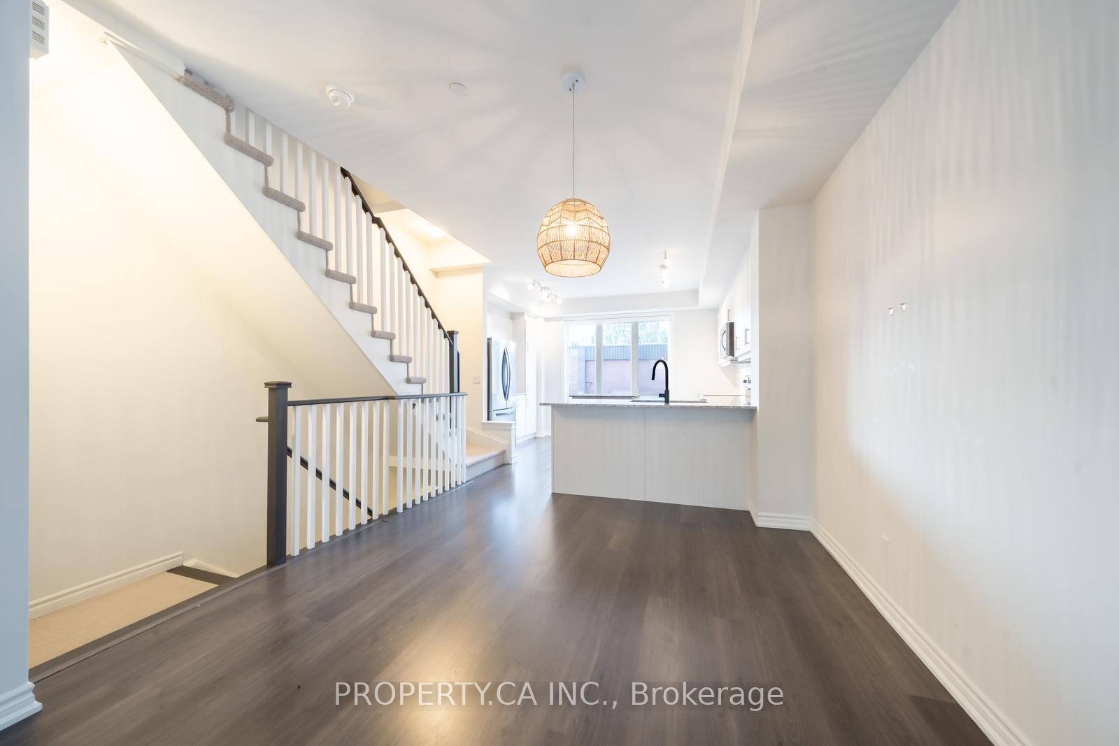Don't miss the opportunity to make this stunning townhouse your new home !