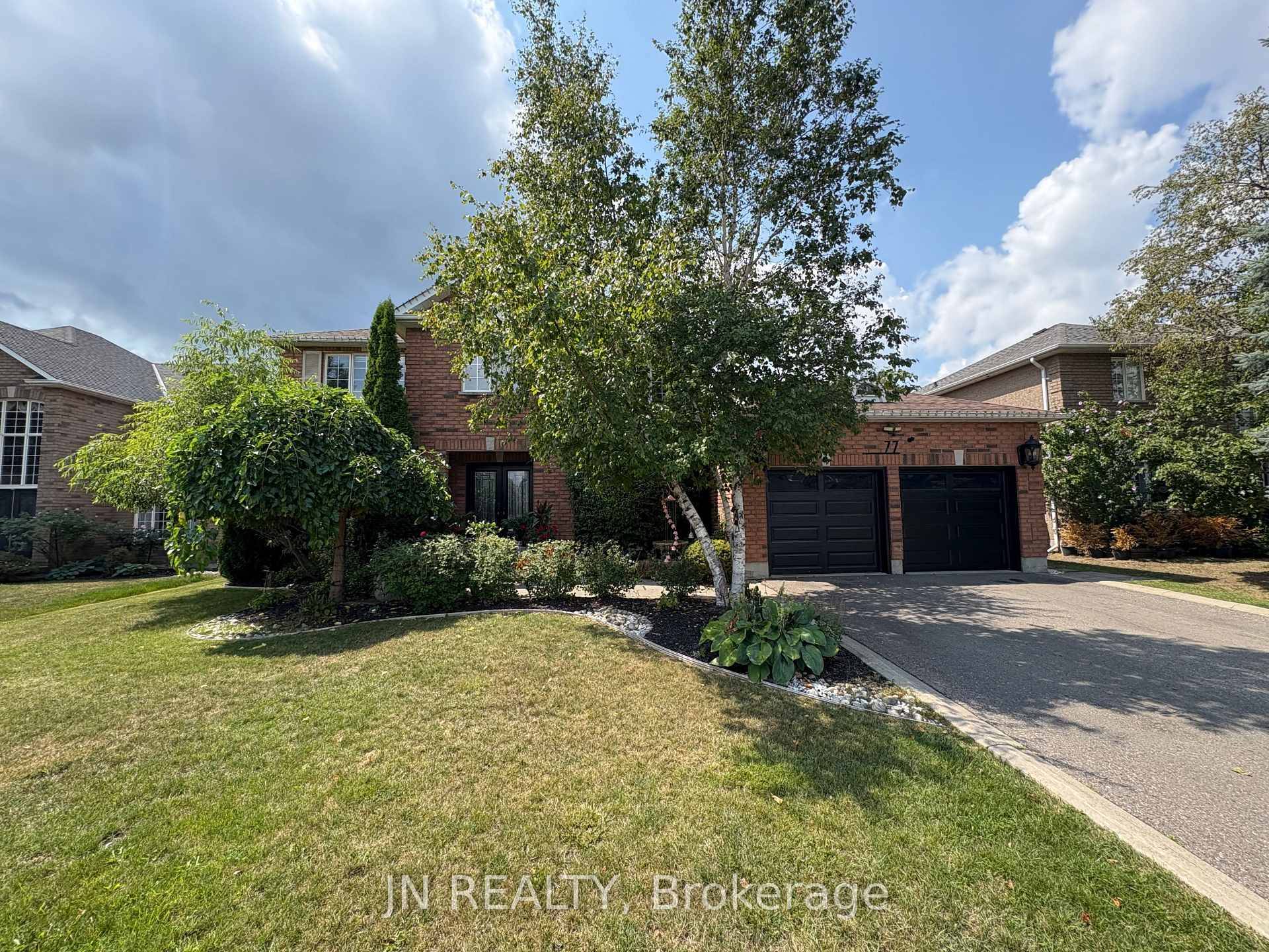 Executive Home in one of Bramptons most prestigious neighbourhoods !