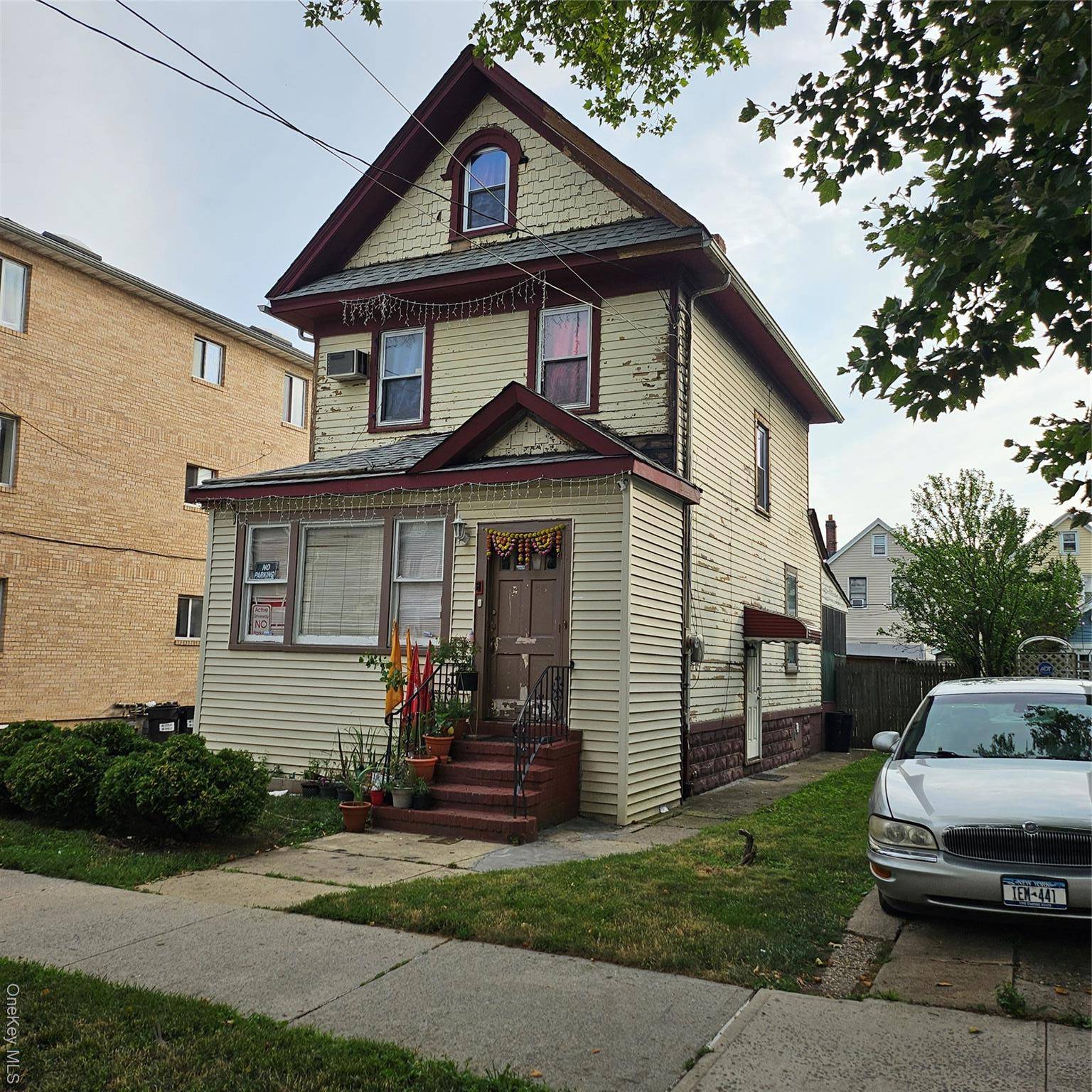 Discover the potential of this property located on 118 Street just off of Liberty Ave and sits on a 40 x 92.