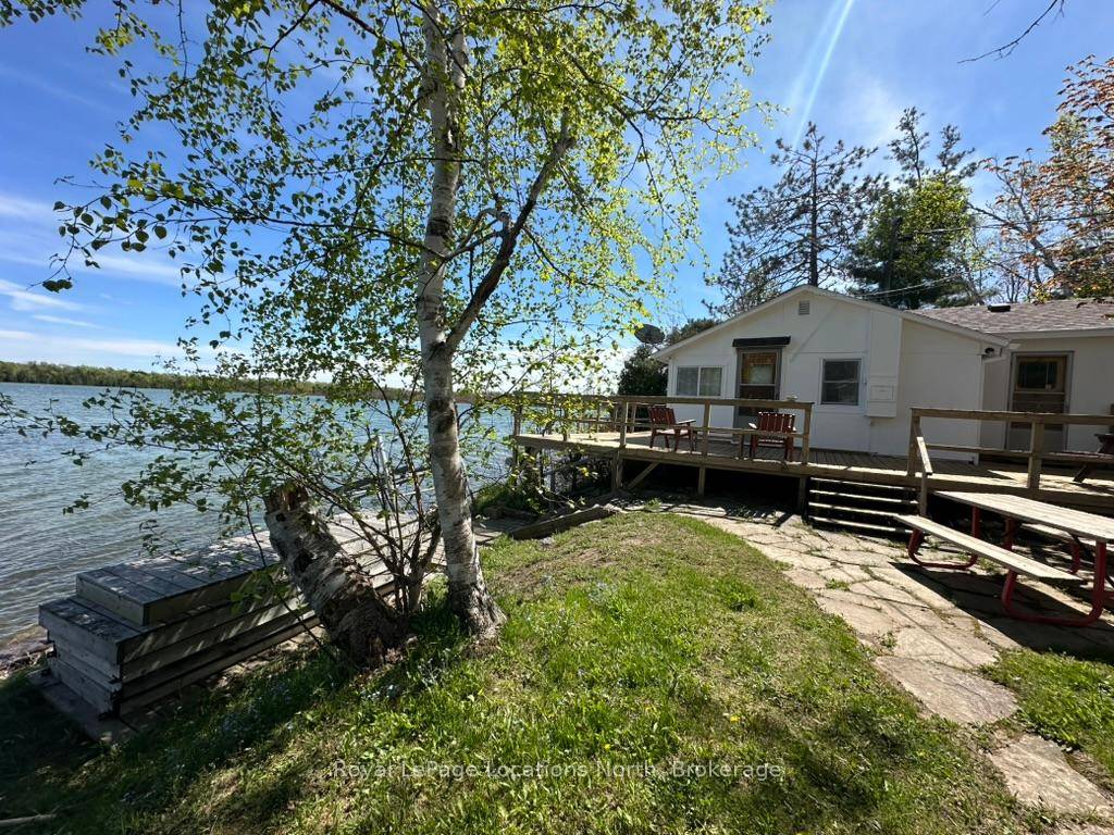 Welcome to your perfect summer getaway on the west end of beautiful Miller Lake.