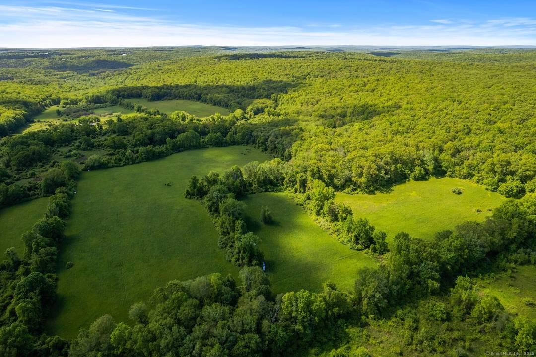 426. 5 beautiful acres, ready to be developed into a remarkable golfing retreat with homesites looking over the rolling 18 hole 7, 010 yard course designed by the Roger Rulewich ...