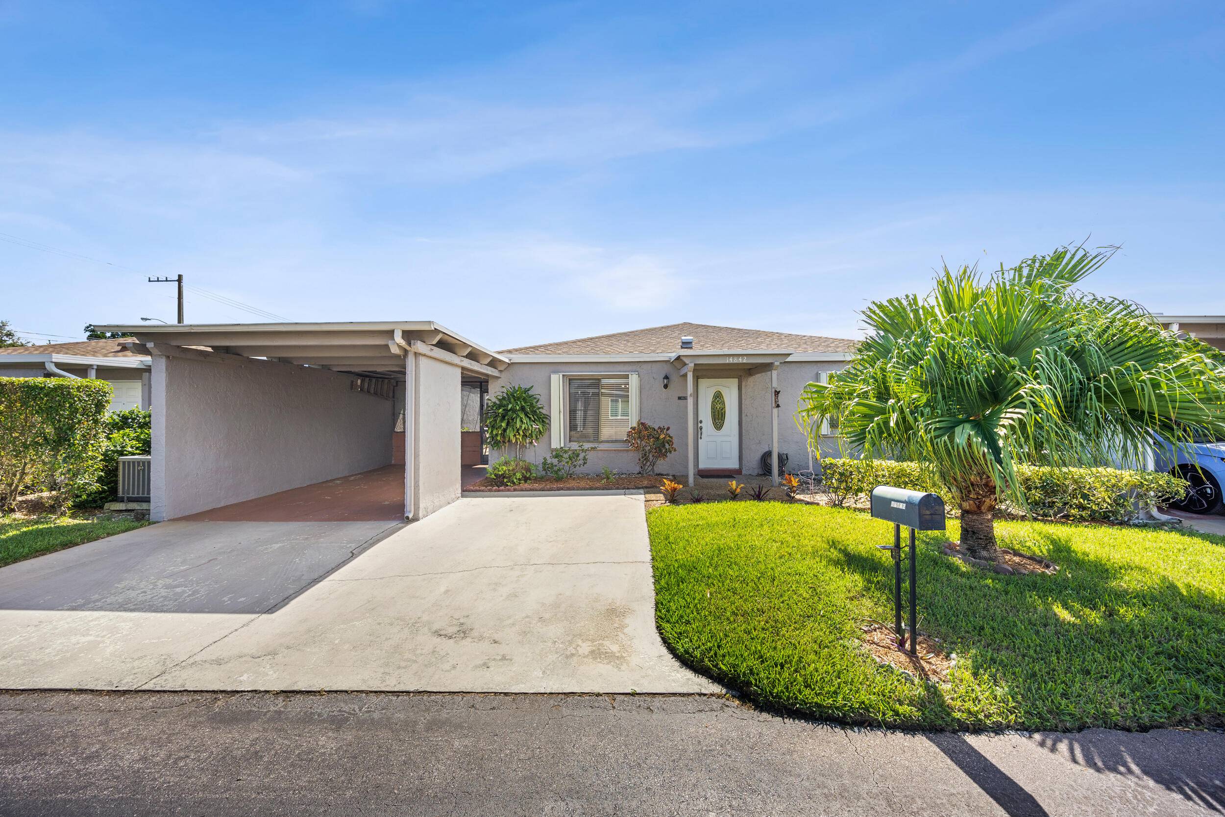 Welcome to easy living in beautiful Camelot Village.