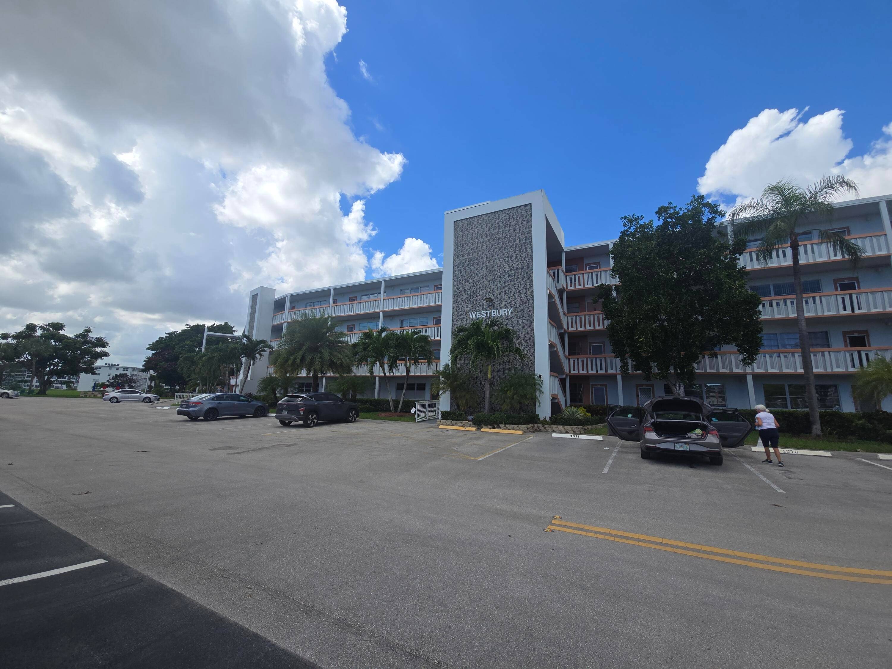 Don't miss the chance to own this lovely condo in Century Village.