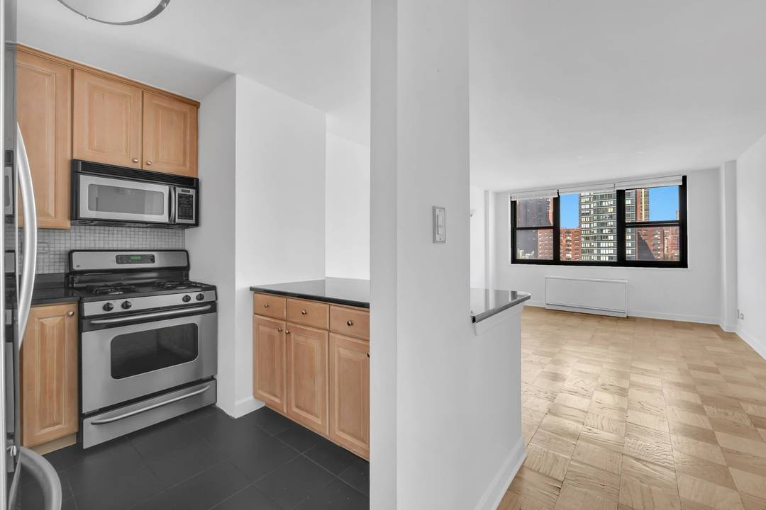 MASSIVE One Bedroom White Glove Service Pool, Gym amp ; Roof DeckWelcome to this oversized one bedroom residence at 340 East 93rd Street, a full service, white glove condominium in ...