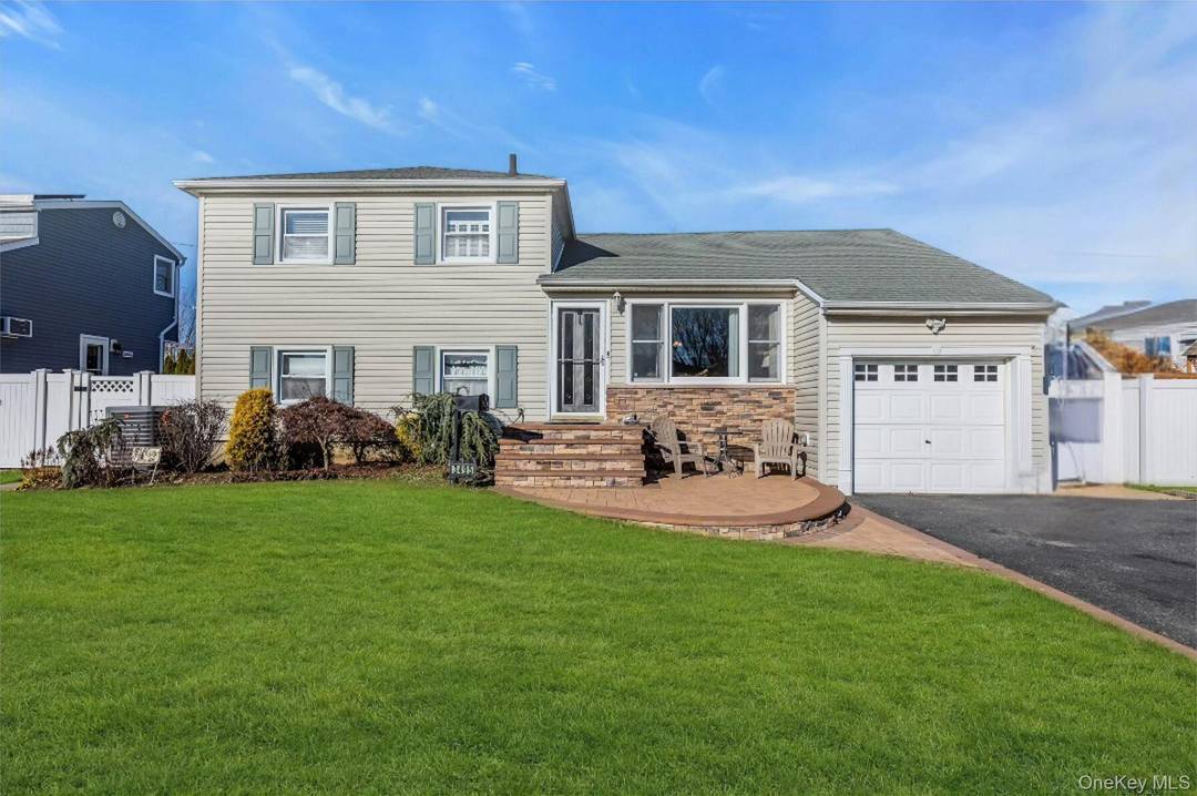 Welcome To This South Seaford Expanded Split w 3 Bedrooms and 3 Full Bathrooms.