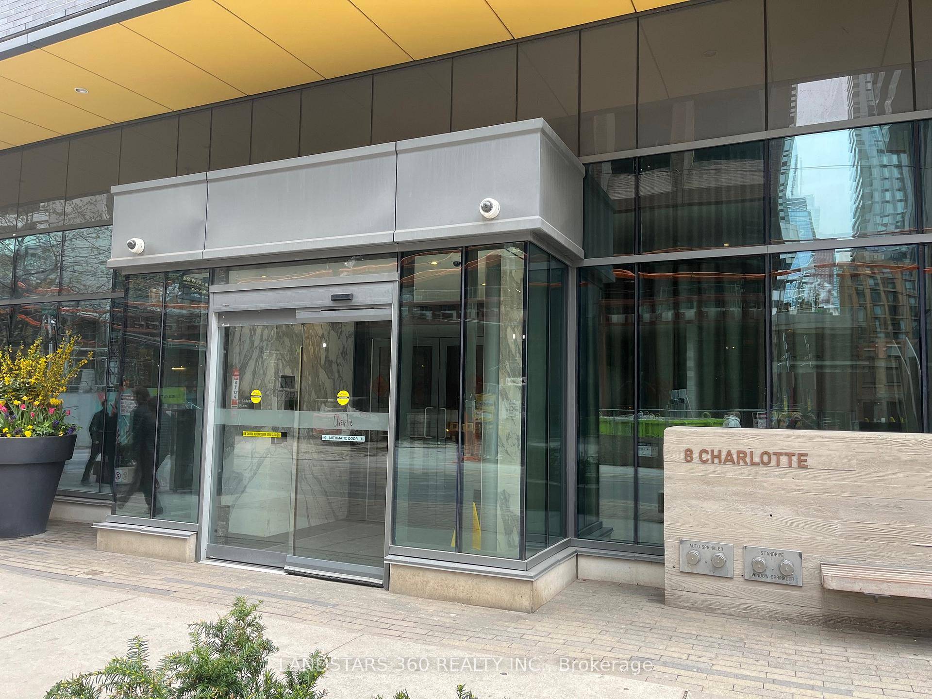 Charlie Condo, High Floor, Lake View, In The Heart Of The City, Step To Ttc, Shops, Restaurants, Theatre, Financial And Entertainment district
