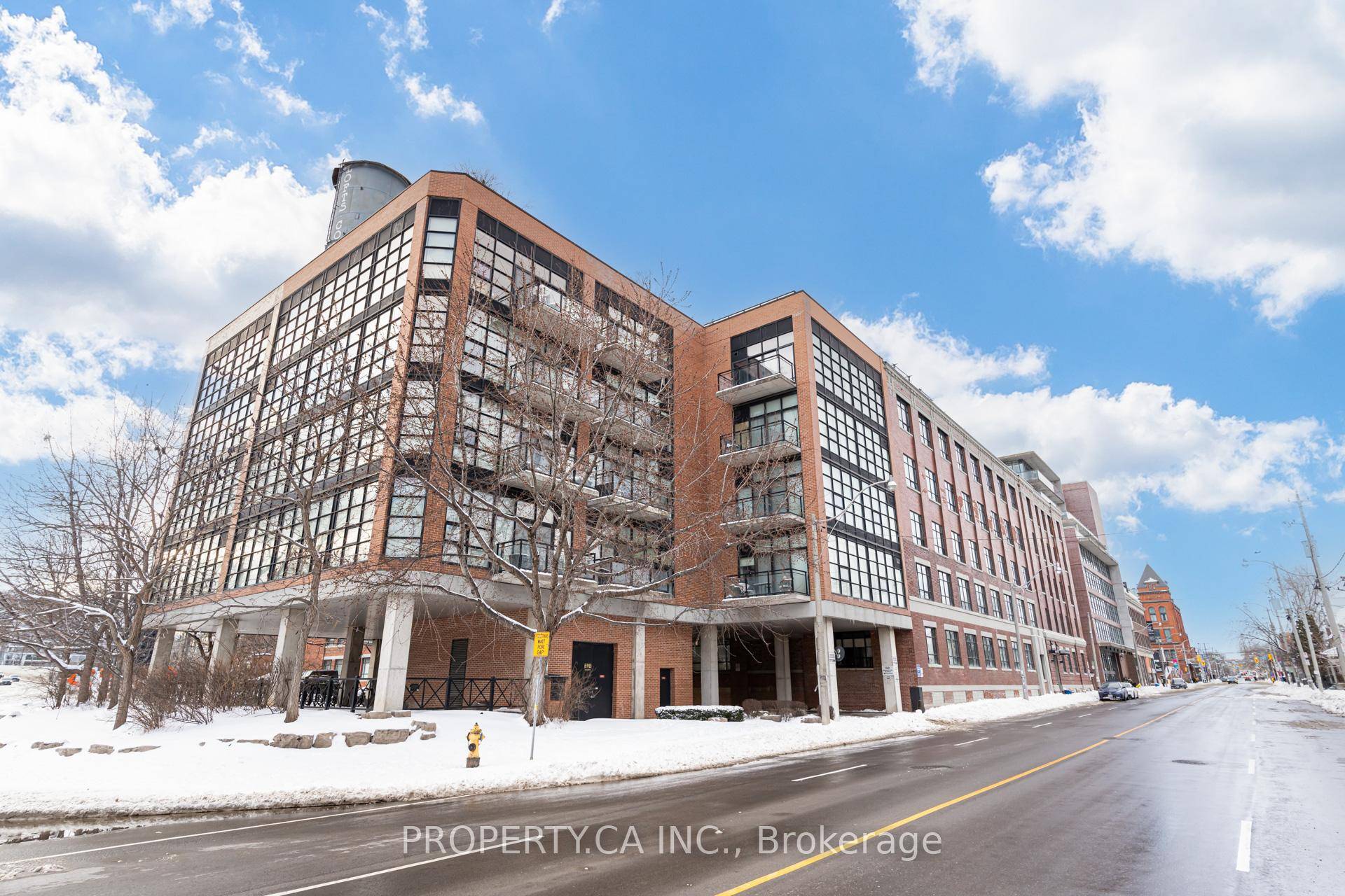 This Must See Large 1Bed, 1Bath W Parking furnished at the Broadview Lofts is rarely Available For Lease.