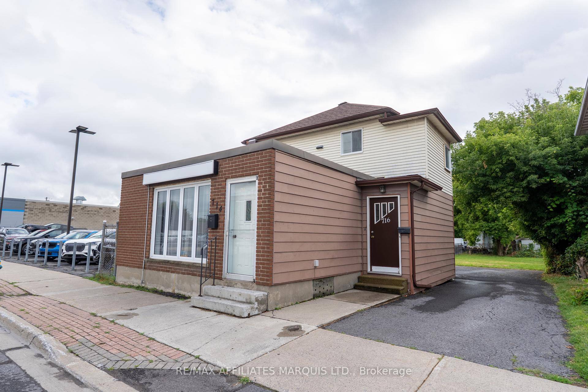 Discover an incredible opportunity with this versatile duplex in a prime location, just steps from Cornwalls downtown core.