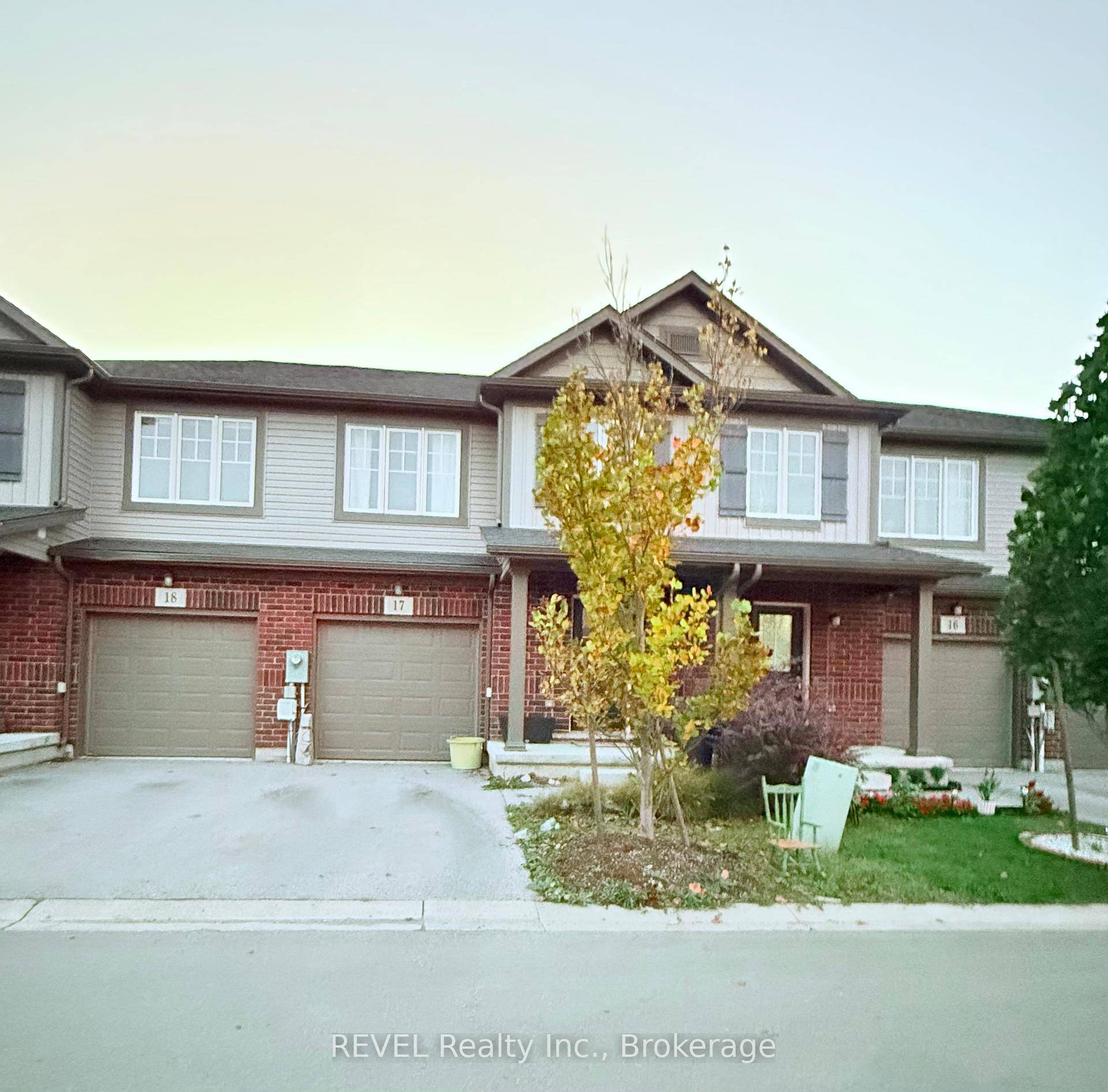This stunning modern townhouse is located in a desirable Niagara Falls community !