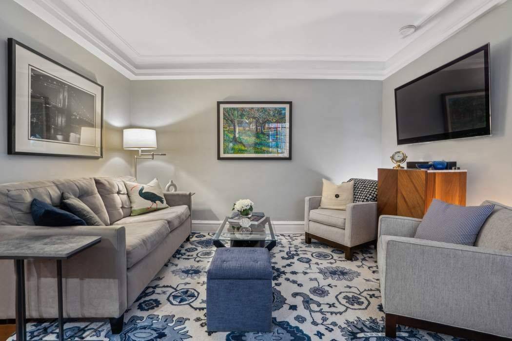 Pristine Renovated One Bedroom in Midtown East Welcome to this sleek one bedroom with gracious entry foyer, new hardwood floors and two deep closets with crown moldings.