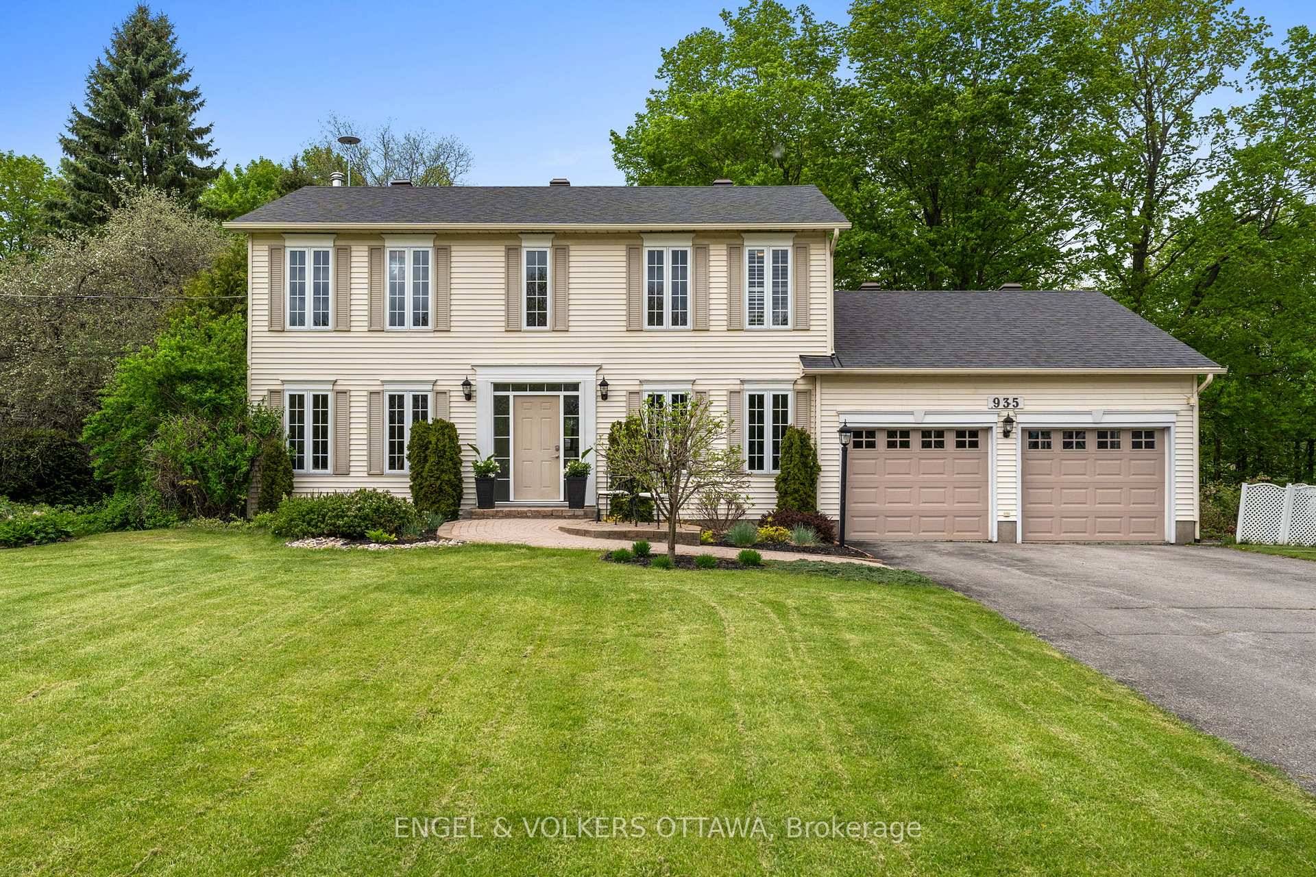 Offering timeless curb appeal and an exceptional family friendly setting in Cambrian Heights, this home presents over 2, 800 sq.