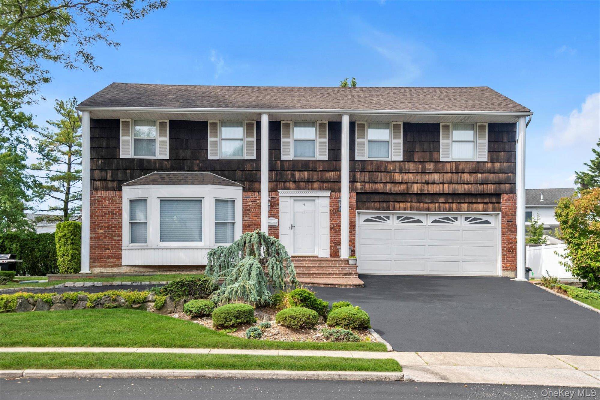 Sunny Roslyn Carriage House, 5 Bedroom Colonial with Circular Driveway.