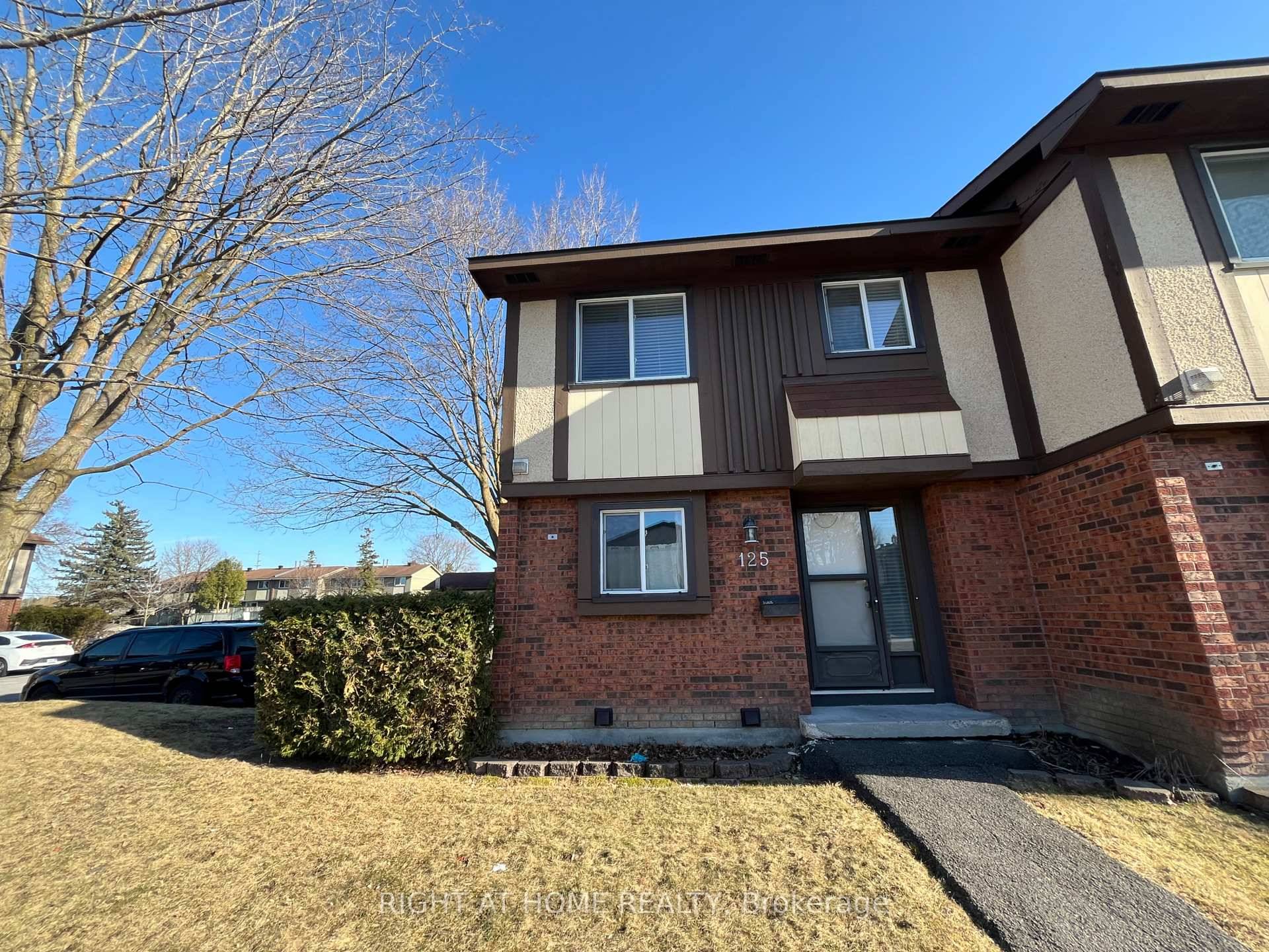Welcome to 125 Pickford. This Lovely affordable and well located 3 bedroom Townhome is perfect for first time home buyers, Investors or those looking to downsize.