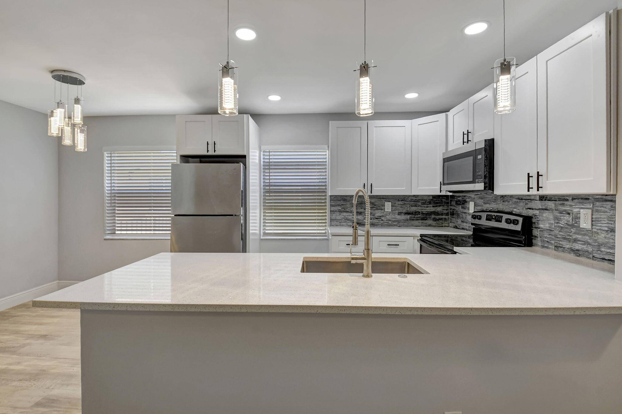 Welcome to your luxurious retreat nestled in the heart of Kings Point, Delray Beach's premier 55 comminity.