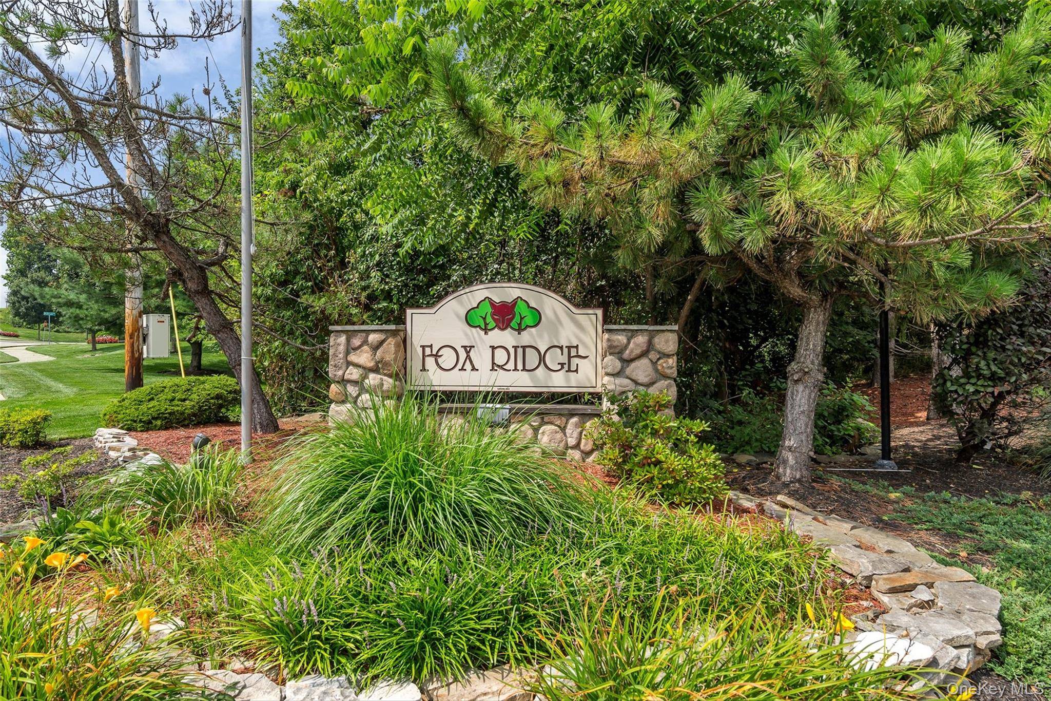 Come fall in love with this spacious and inviting end unit townhome in sought after Fox Ridge community, this well maintained home offers an open flowing floor plan perfect for ...
