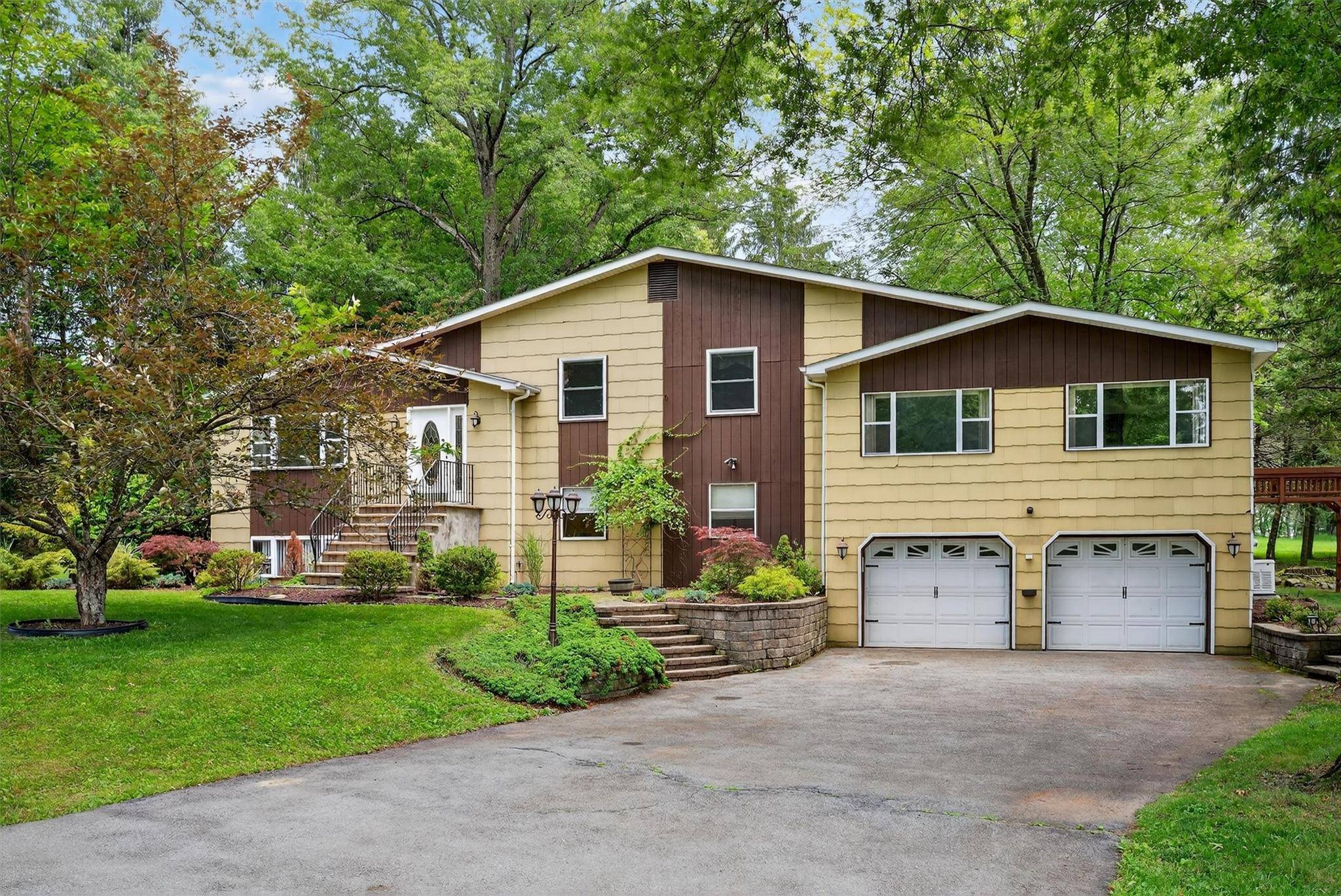 WELCOME to 21 Hillside Rd.