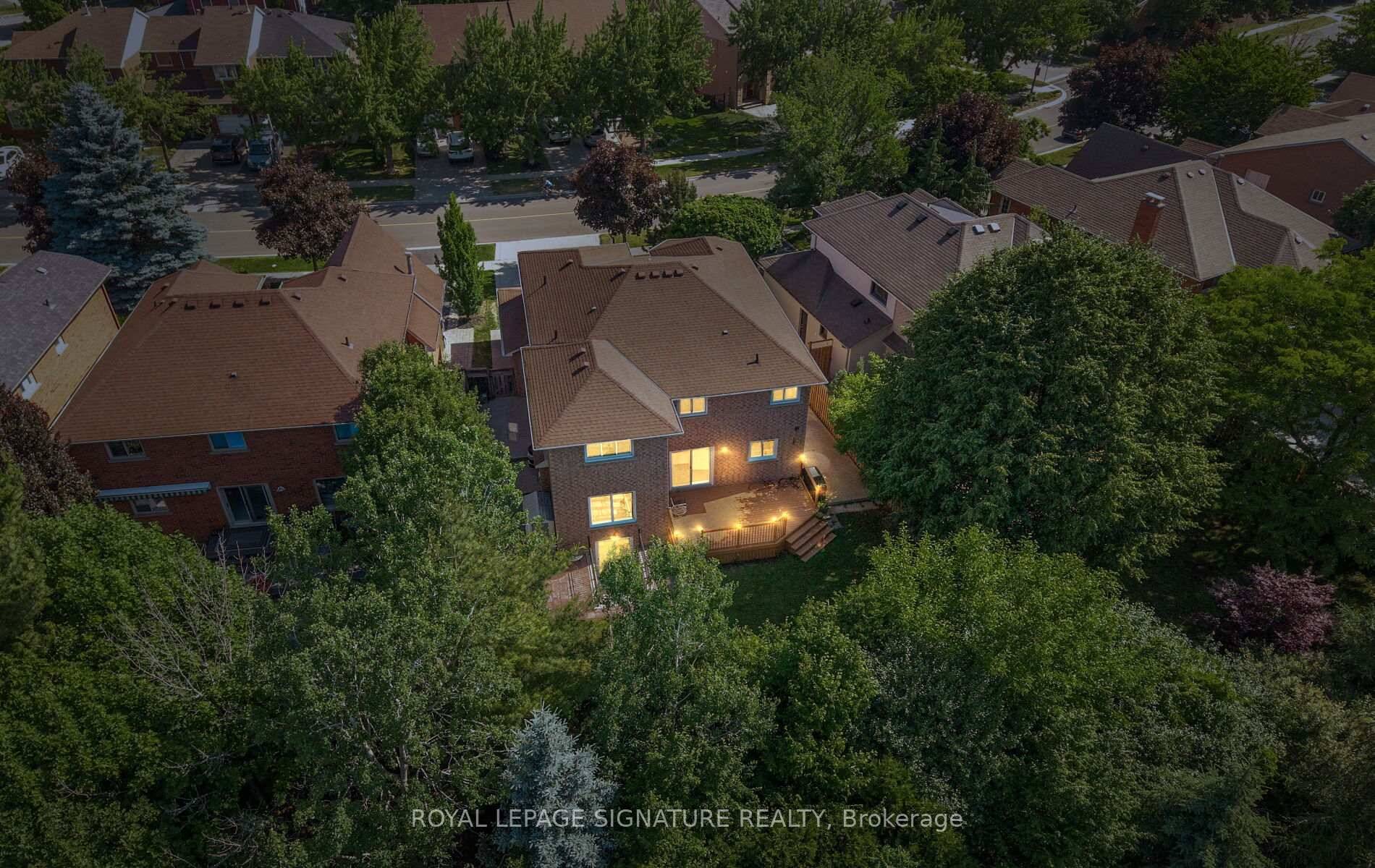 Welcome to this beautifully maintained detached home that backs onto Munn's Creek Trail and is nestled in the highly sought after River Oaks community.