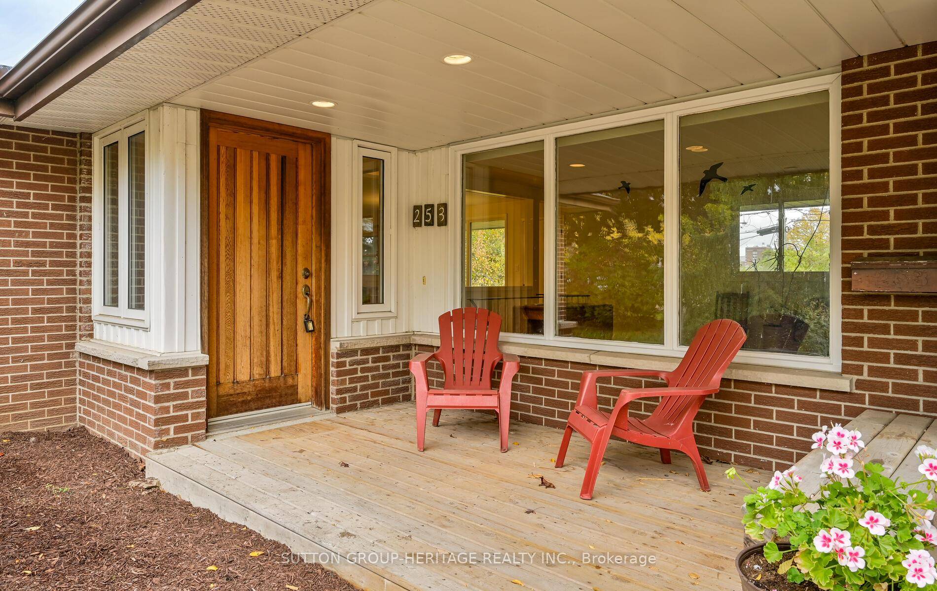 BRICK BUNGALOW 2 2 BEDROOM HOME ON A CUL DE SAC LOCATION.
