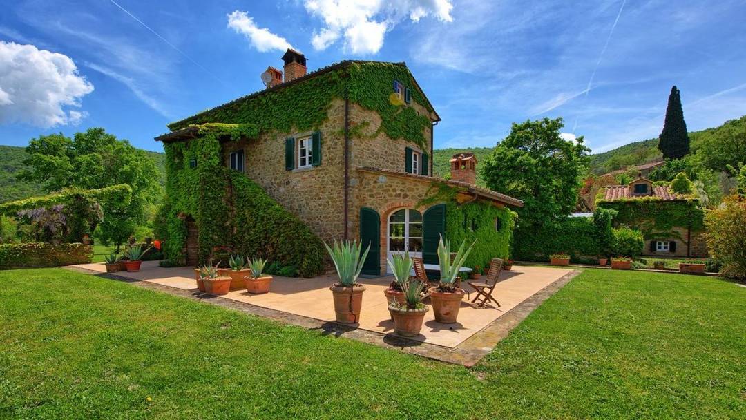 Exclusive villa with swimming pool, outbuilding and private park for sale near Cortona, province of Arezzo, Tuscany.