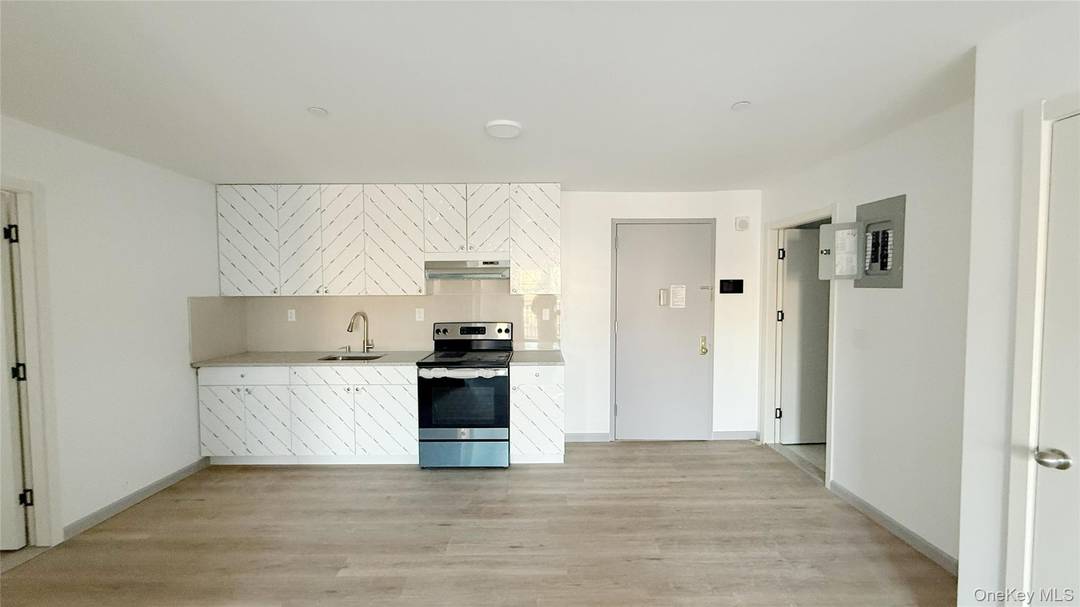 Welcome to this brand new apartment in a new construction building located in the heart of Woodside.