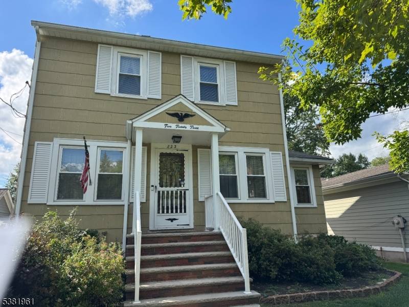 Make this 3 bedroom, 1. 5 bath colonial home yours !