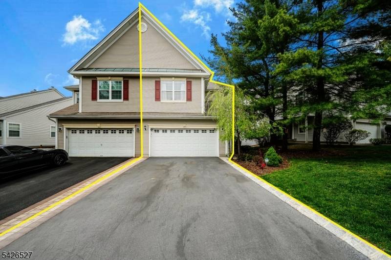 Welcome to the one you've been waiting for where breathtaking treetop views, soaring ceilings, and sun filled living spaces come together in one stunning end unit townhouse !