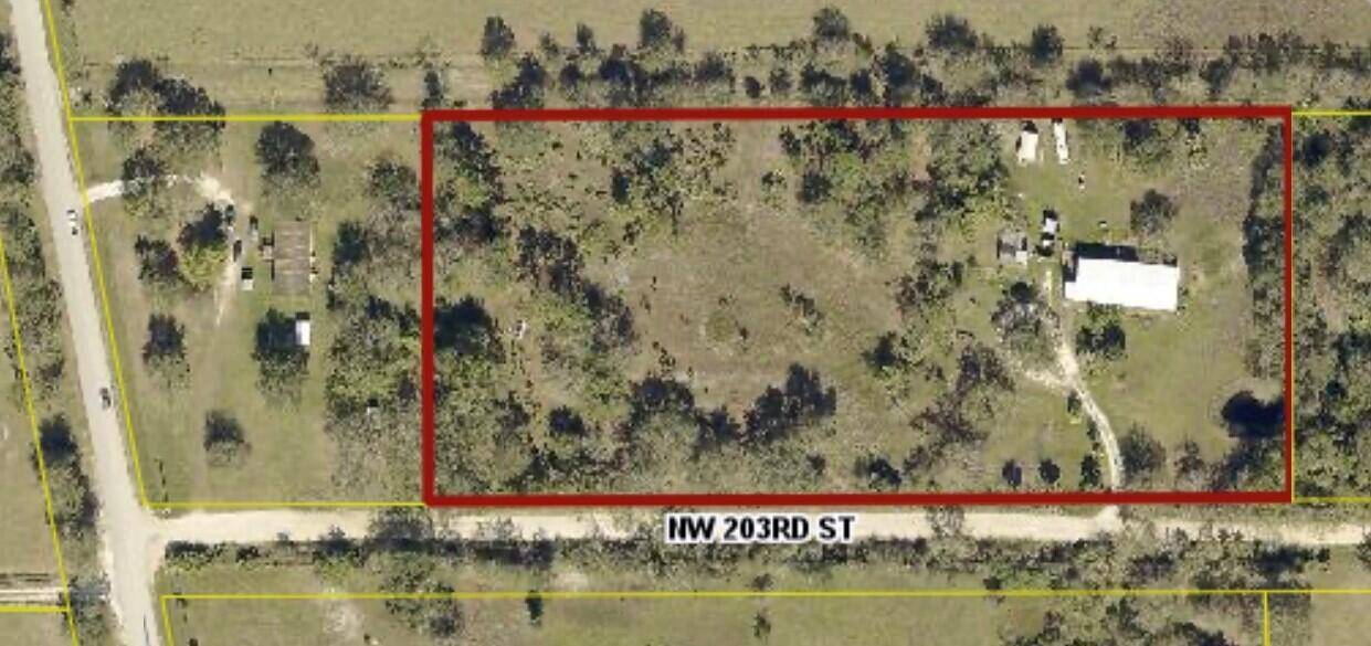 Beautiful and Spacious ! Five Acres Fenced in the Country, with a 4 Bedroom 2 Bath Mobile Home.
