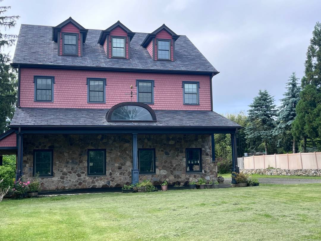 Unique Custom Built Barndominium for Rent on 1 Acre A Rare Find !