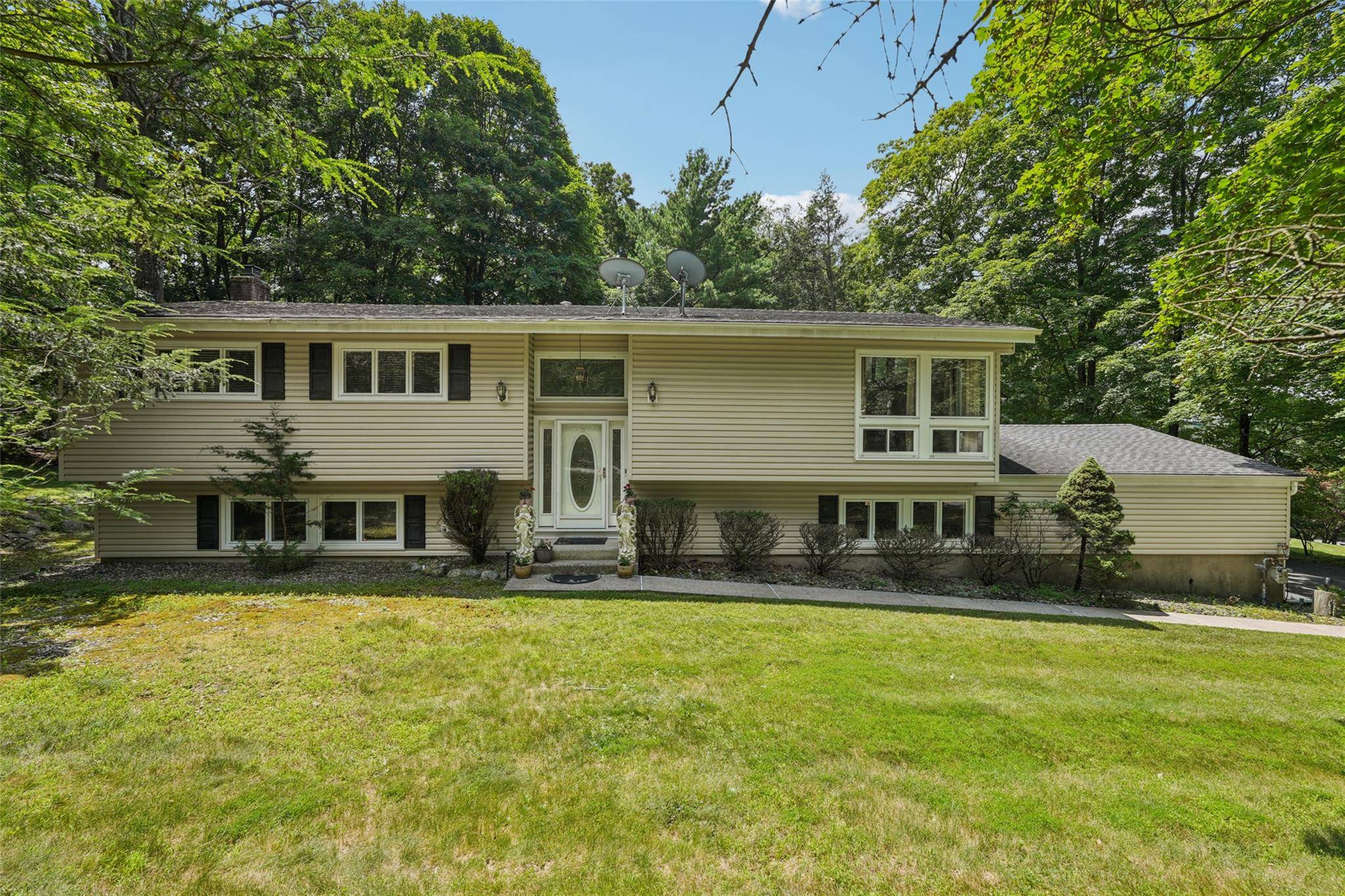 Spacious 5 Bedroom Bi Level Home on a Quiet Street in Desirable Chestnut Ridge, NY !