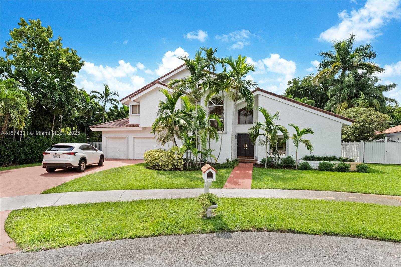 Contemporary, custom, cul de sac showplace !