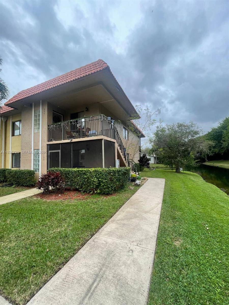 Come make this completely remodeled ground corner unit your home, overlooking the lake this apartment counts with an open floor plan, remodeled kitchen with modern Italian style cabinetry, Stainless steel ...