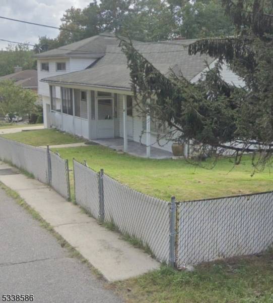 Prime location, next to Woodland Park.
