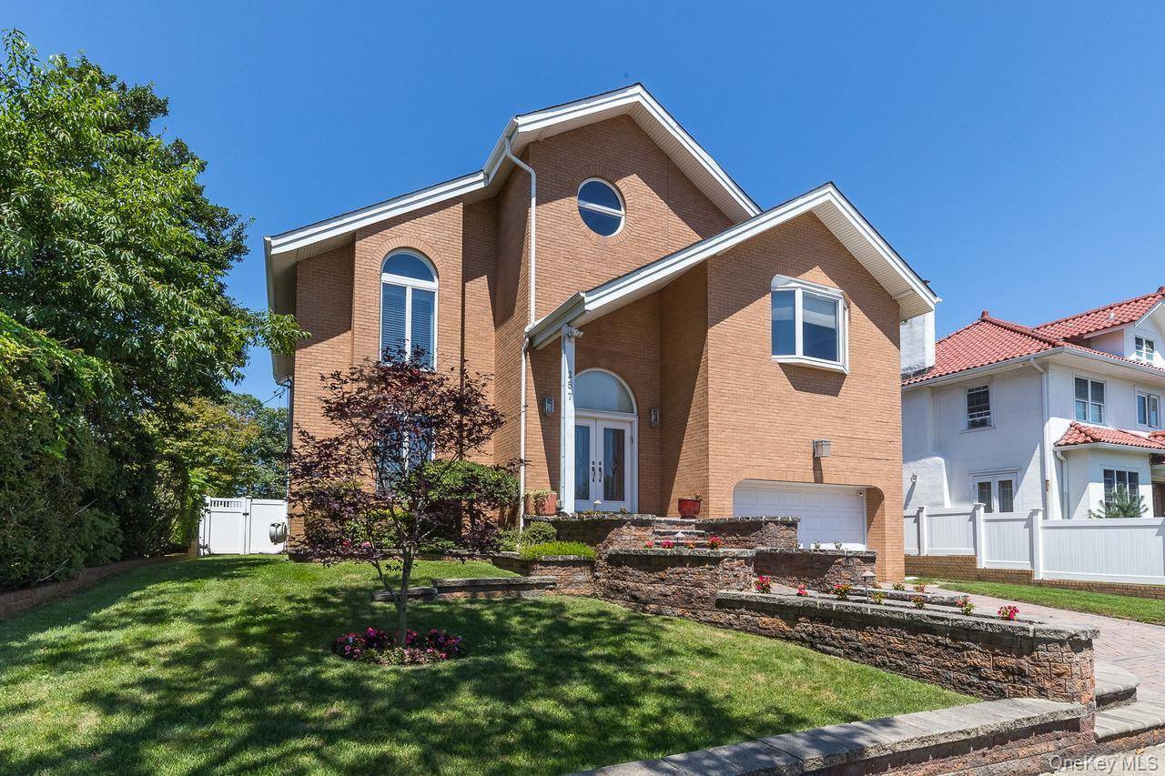 Long Beach, Custom built Brick Colonial home, Great house in a Great Location !