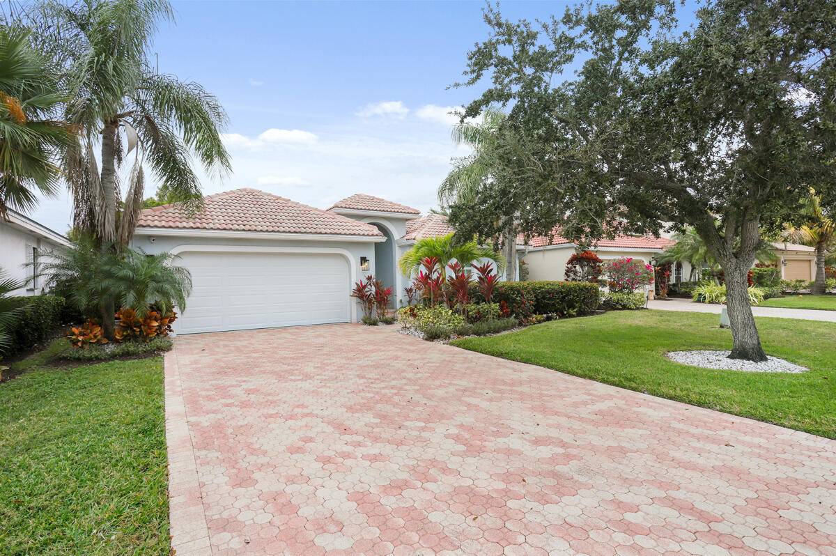 Rarely available, gorgeous Single family courtyard pool home with a 285 ft.