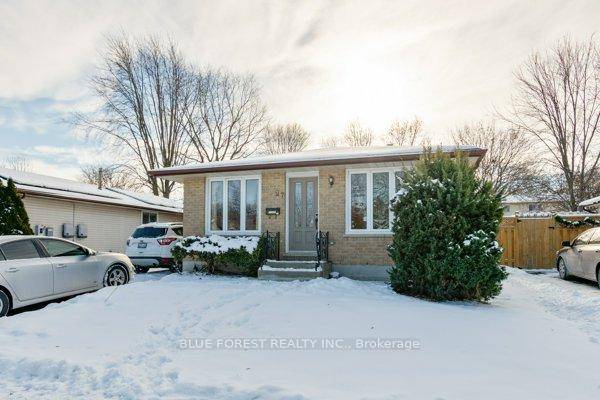 Fully furnished and all inclusive, this turn key 3 bedroom rental offers a rare opportunity in a quiet North London neighbourhood.